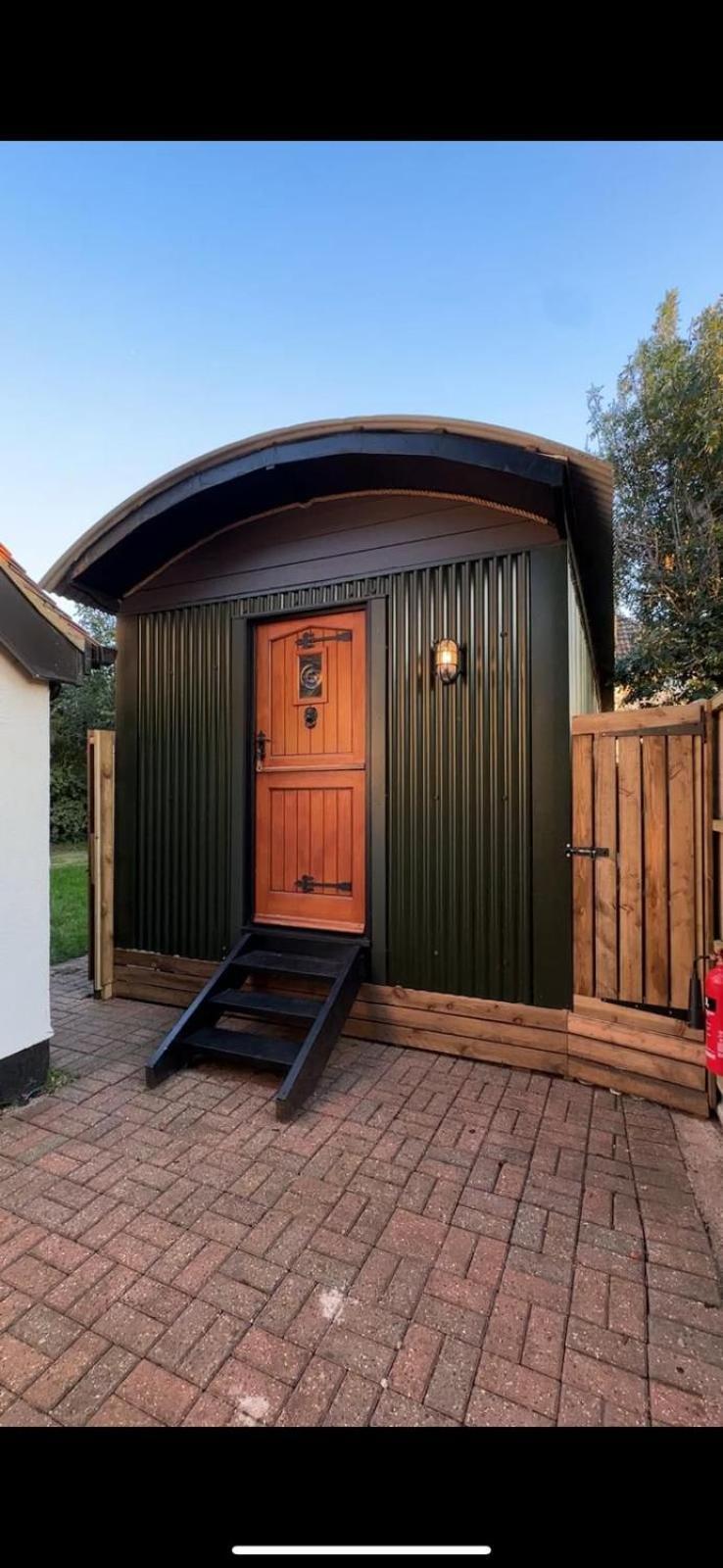 The Holly Hut 호텔 Burton  외부 사진